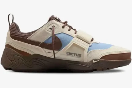 Side profile of Travis Scott x Nike Zoom Field Jaxx in Leche Blue and brown with a midfoot strap. - SKU HQ3072-400
