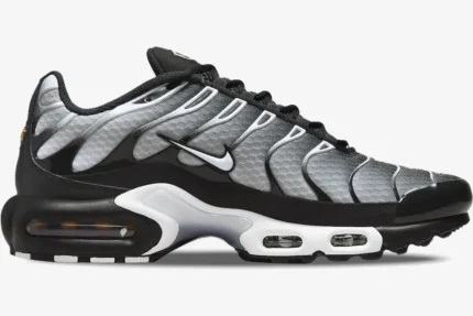 Side profile of Nike Air Max Plus TN Black Metallic sneakers featuring a grey gradient mesh and black overlays. - SKU DM0032-003