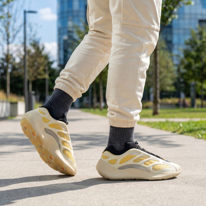 Adidas Yeezy 700 V3 Safflower [Lifestyle AI]