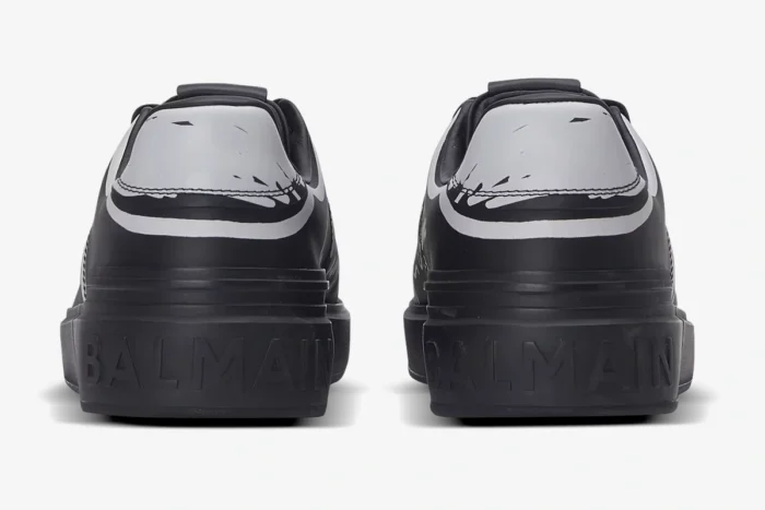 Rear view of Balmain B-Court black and white calfskin trainers featuring embossed logo on the soles. - SKU EN1VI690LCLP