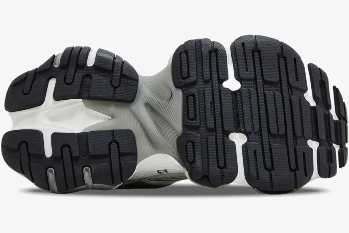 Balenciaga Cargo Sneaker Worn-Out White Black - Image 3
