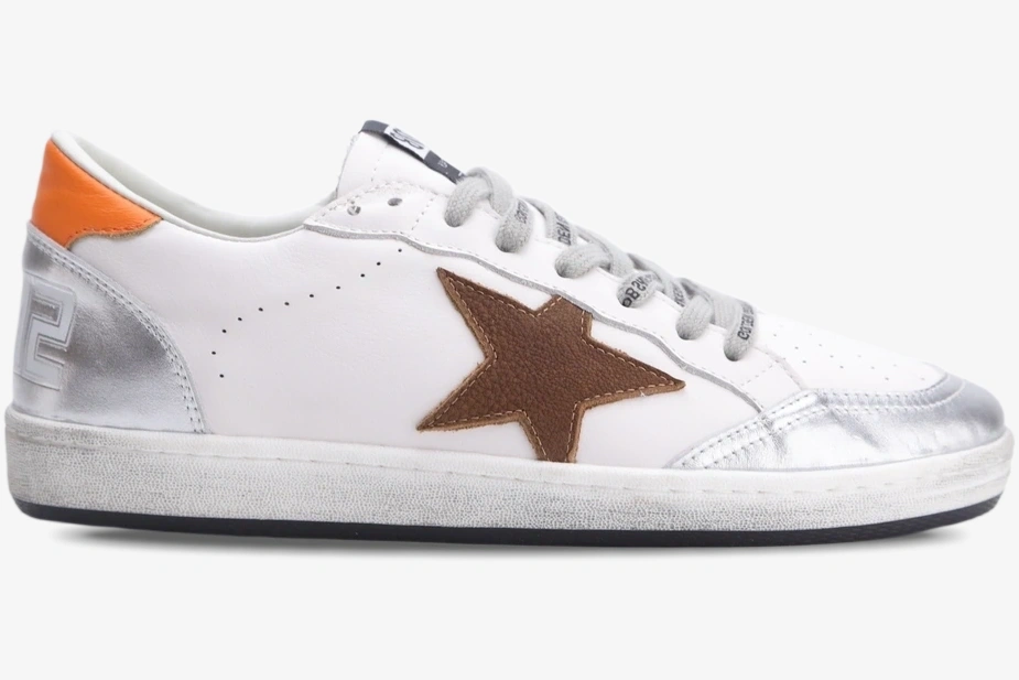 golden-goose-ball-star-white-silver-brown-side-gmf00117-f002585-10912-047-173 Side view of a white Golden Goose Ball Star sneaker with silver metallic toe and heel, brown star, and orange tab. - SKU GMF00117.F002585.10912