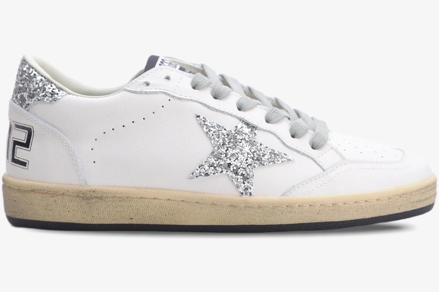 golden-goose-ball-star-white-silver-glitter-side-gwf00117-f002564-10273-119-195 Side view of Golden Goose Ball Star sneakers in white leather with a silver glitter star and heel. - SKU GWF00117.F002564.10273