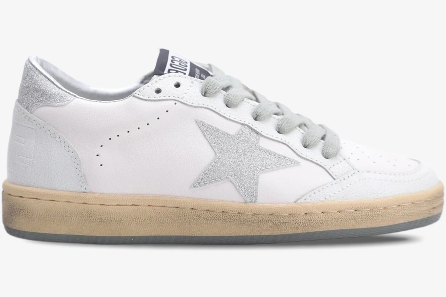 golden-goose-ball-star-white-silver-glitter-side-gwf00117-f002573-10915-632-084 Side view of Golden Goose Ball Star sneakers in white leather with a silver glitter star and heel tab. - SKU GWF00117.F002573.10915