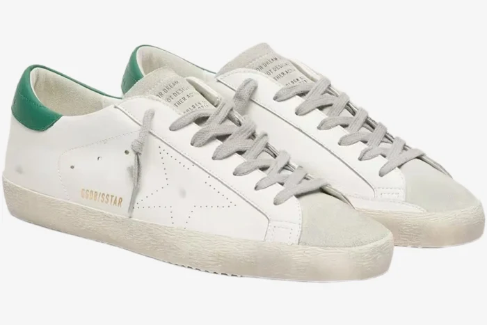 Sneakerși Golden Goose Super-Star din piele albă, cu detaliu verde la călcâi și stea perforată, vedere din trei sferturi. - SKU GWF00101.F000312.10273