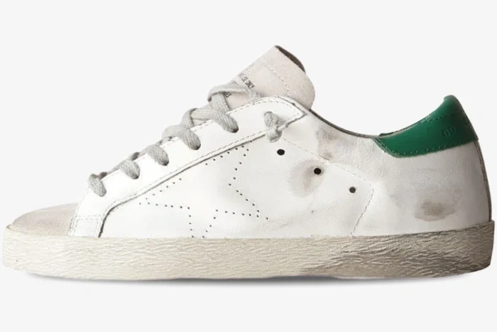 Sneaker Golden Goose Super-Star din piele albă, cu detaliu verde la călcâi și stea perforată, vedere laterală. - SKU GWF00101.F000312.10273