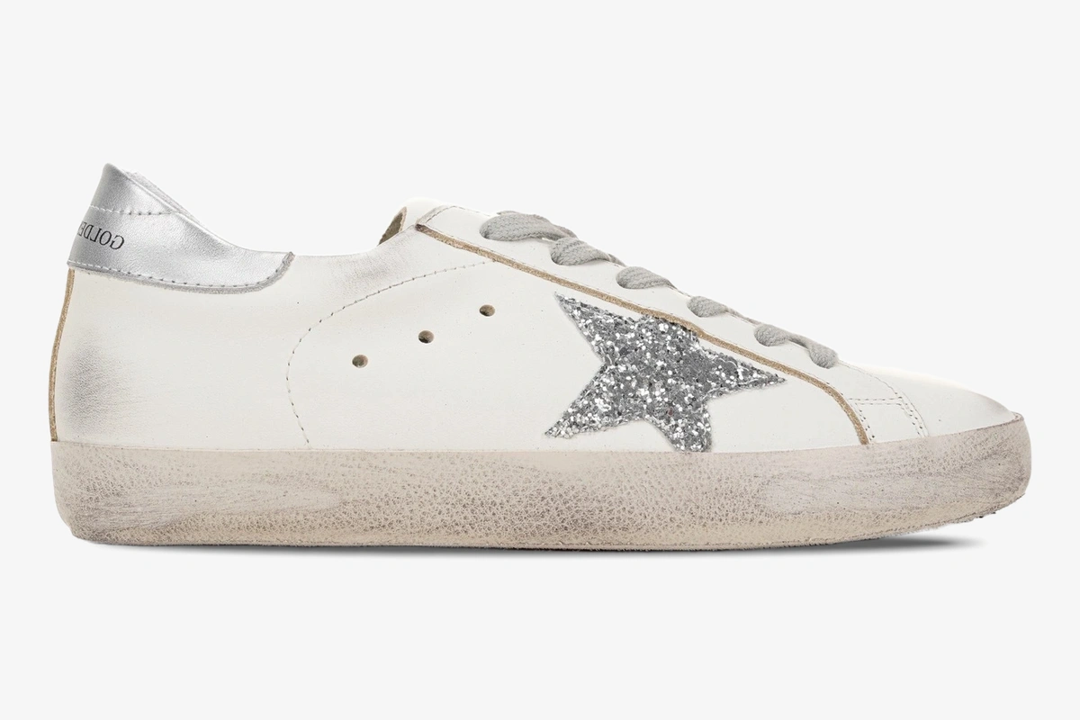golden-goose-super-star-silver-glitter-side-gwf00101-f000312-80185-267-192 White Golden Goose Super-Star sneaker with a silver glitter star and distressed sole, side view. - SKU GWF00101.F000312.80185