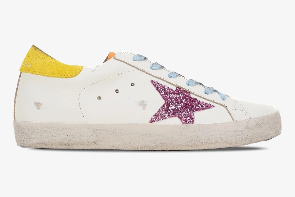 golden-goose-super-star-white-pink-glitter-side-gwf00101-f002559-10928-064-212 Golden Goose Super-star white sneaker with pink glitter star, blue laces, and yellow heel, side profile view. - SKU GWF00101.F002559.10928
